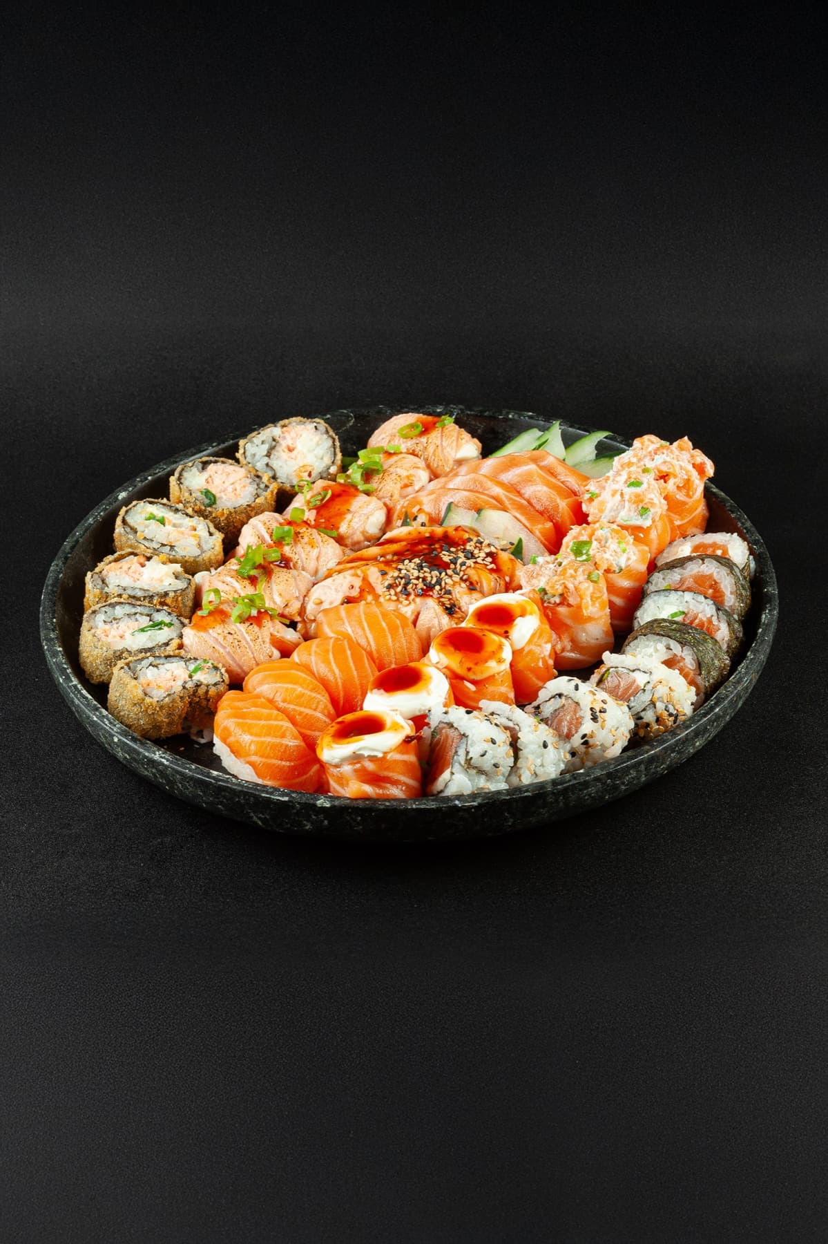 Bandeja de sushi e sashimi de salmão montada na hora no Sushi Japa Chan