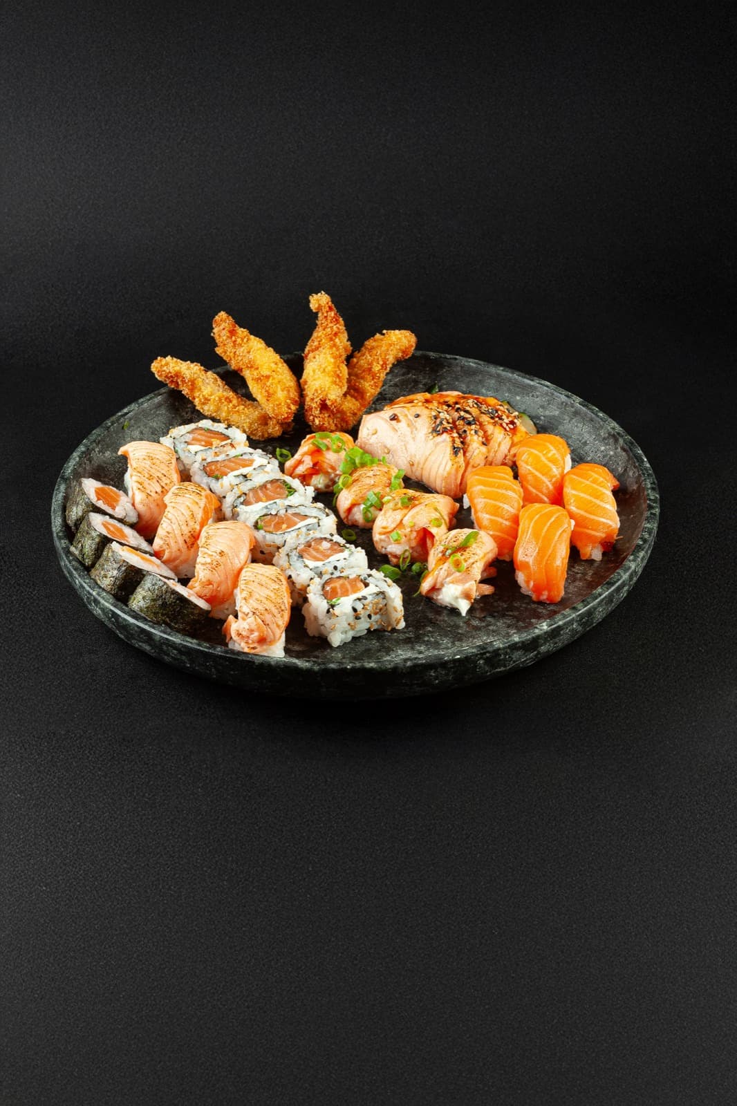 Bandeja do Combinado Goku com camarões empanados, uramakis, sashimis e salmão selado