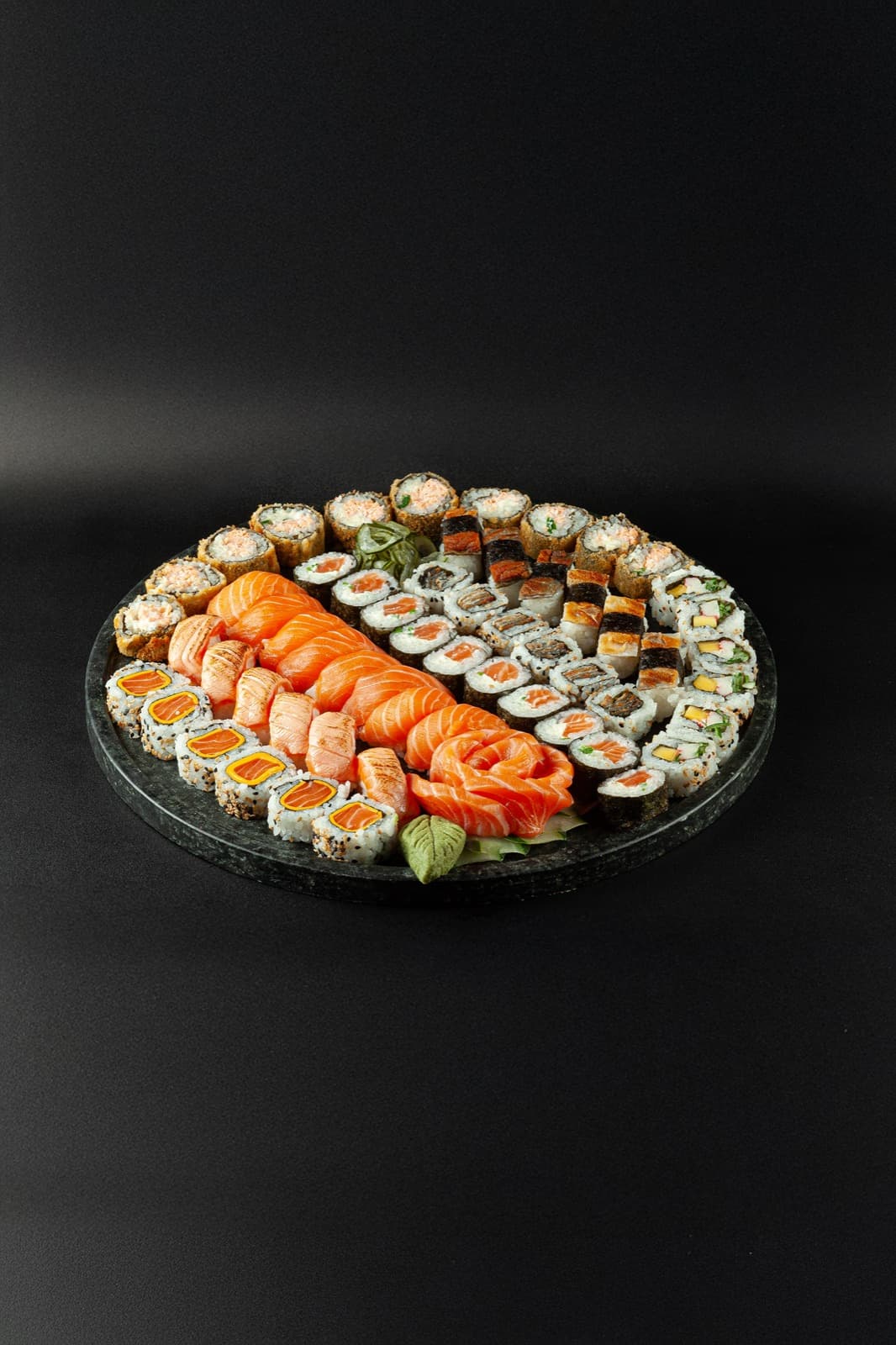 Bandeja do Combinado Jiraya com 64 peças: sashimis, niguiris, uramakis e hossomakis pra compartilhar