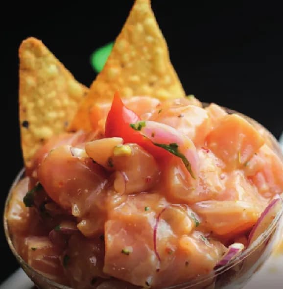 Ceviche de salmão em taça de vidro com chips de nachos