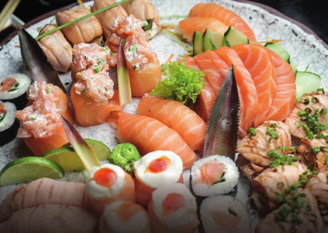 Travessa com sashimis, niguiris, gunkans e uramakis de salmão