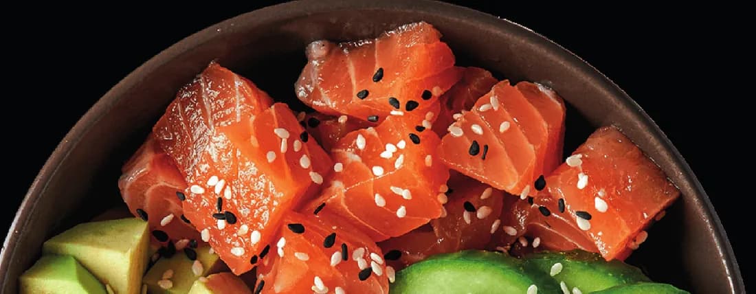 Poke de salmão com abacate e pepino em tigela escura