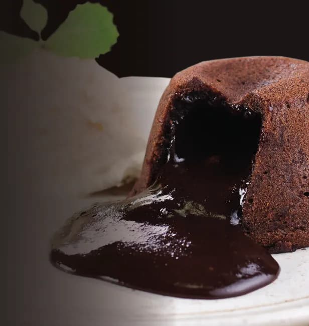 Petit gateau de chocolate com calda e sorvete de creme