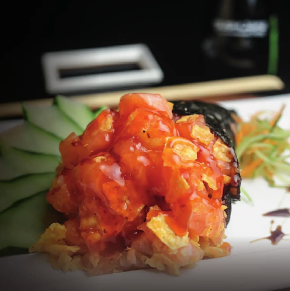 Temaki de salmão com molho agridoce e chips crocantes