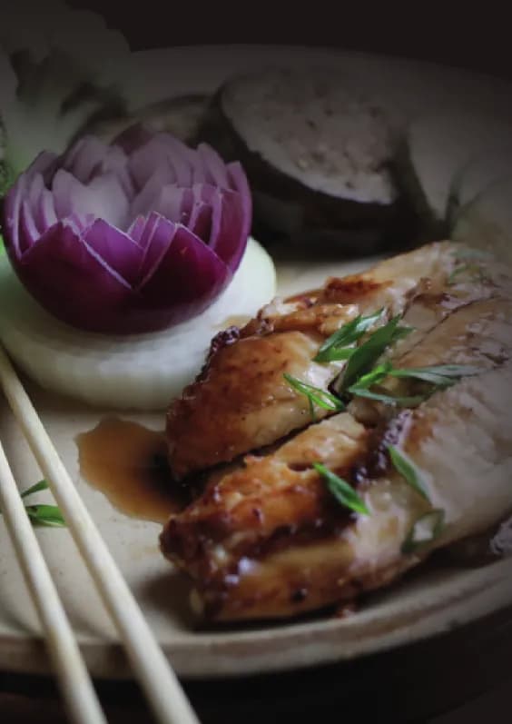 Peixe grelhado com legumes, flor de cebola roxa e hashis