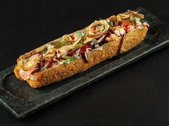 Rolo de hot philadelphia empanado com molho tarê e crispy de alho-poró