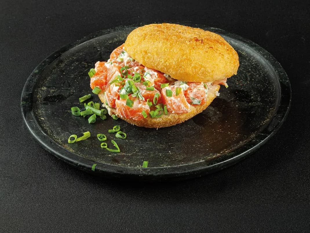 Burguer de gohan empanado recheado com salmão, cream cheese e cebolinha