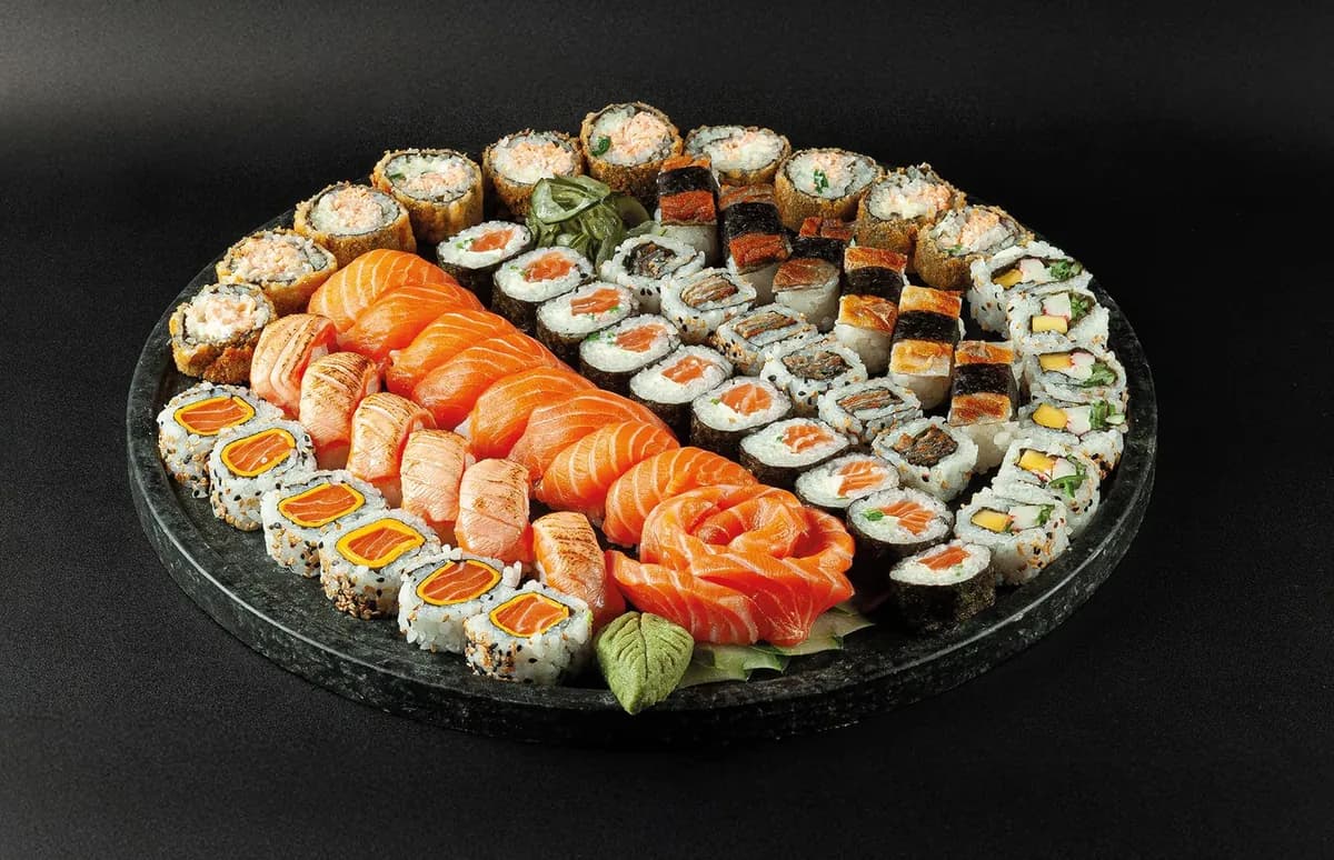 Combinado de sashimis, niguiris e uramakis em prato de pedra