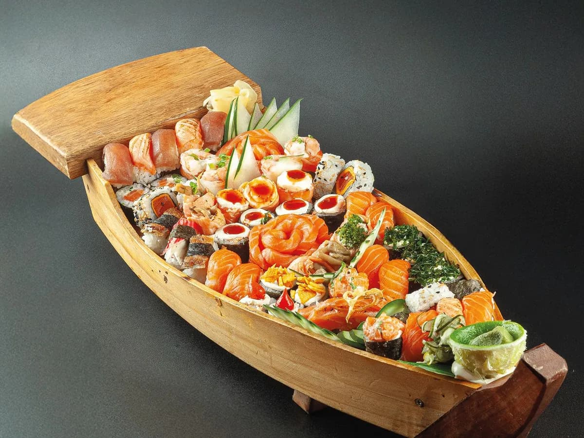 Barco de madeira com combinado especial de sushis, sashimis e gunkans