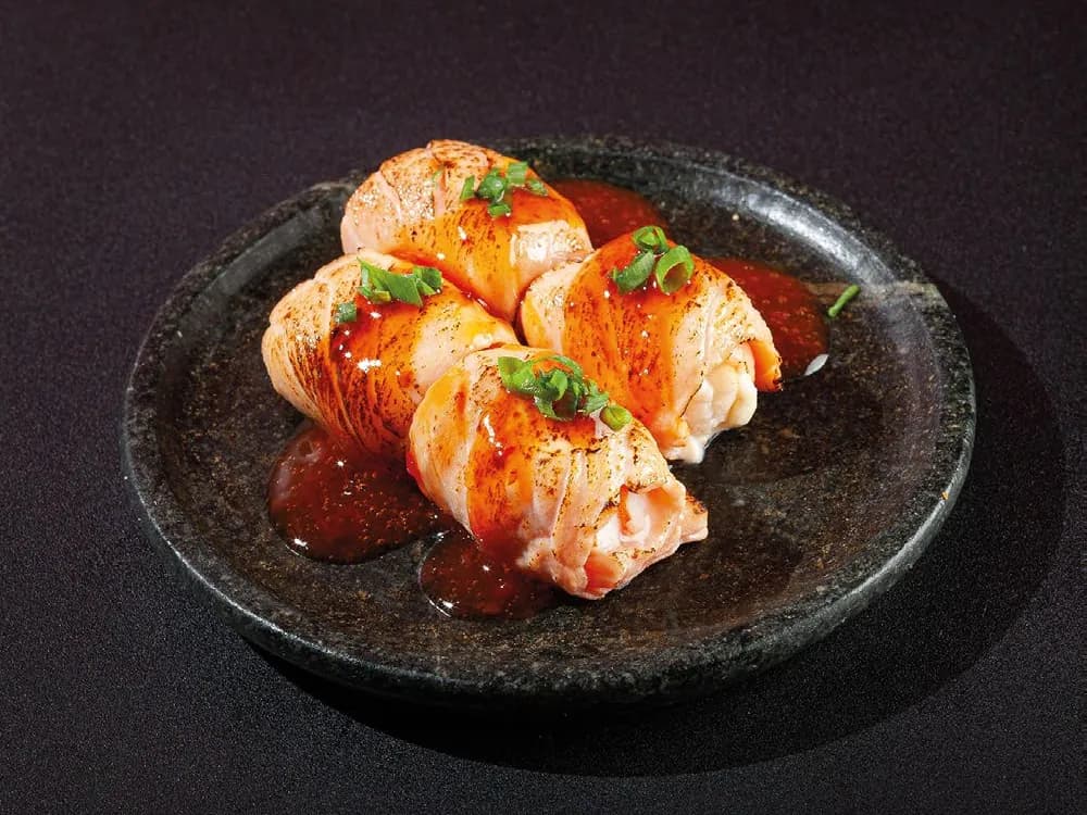 Rolls de salmão maçaricado com cebolinha e molho