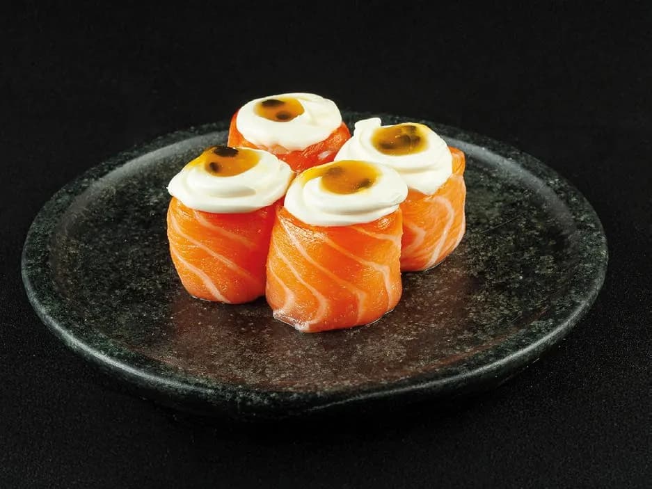 Quatro gunkans de salmão com cream cheese e maracujá