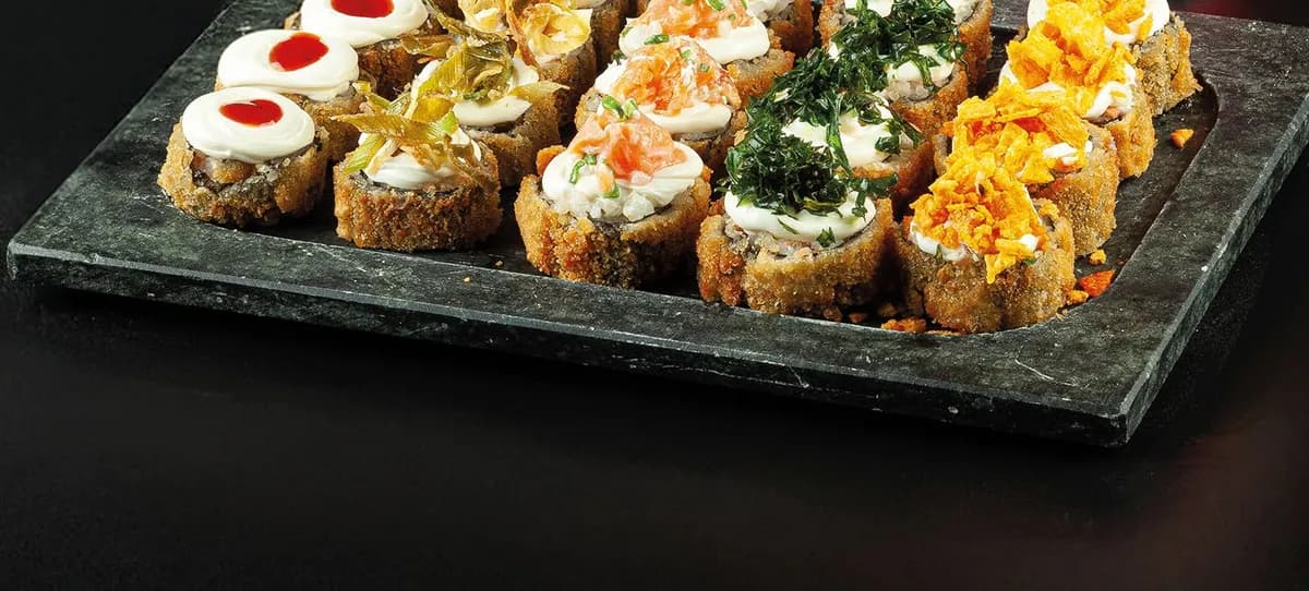 Bandeja de hots recheados e finalizados com cream cheese e crispy
