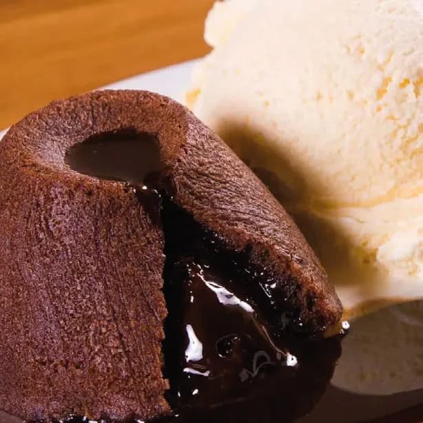 Petit gateau de chocolate com sorvete de creme