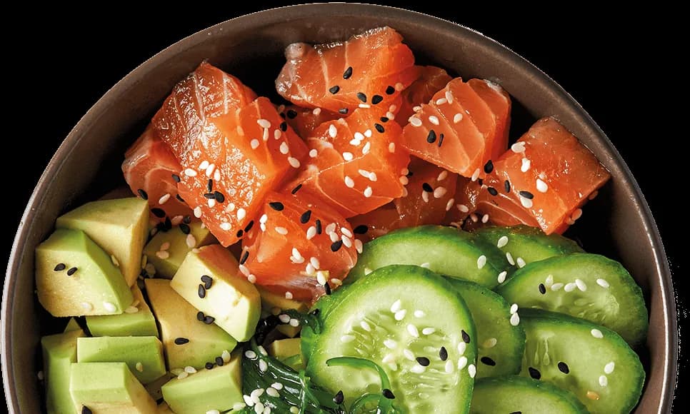 Poke de salmão com abacate e pepino em tigela