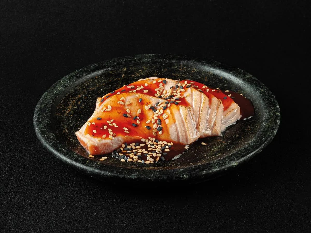 Sashimi de salmão selado com gergelim e molho sweet sauce