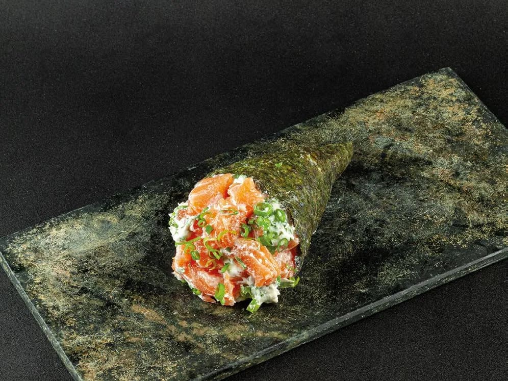 Temaki de salmão com cream cheese e cebolinha