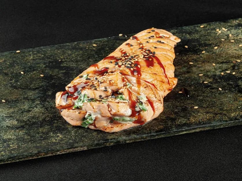 Temaki de manta de salmão maçaricado com molho tarê