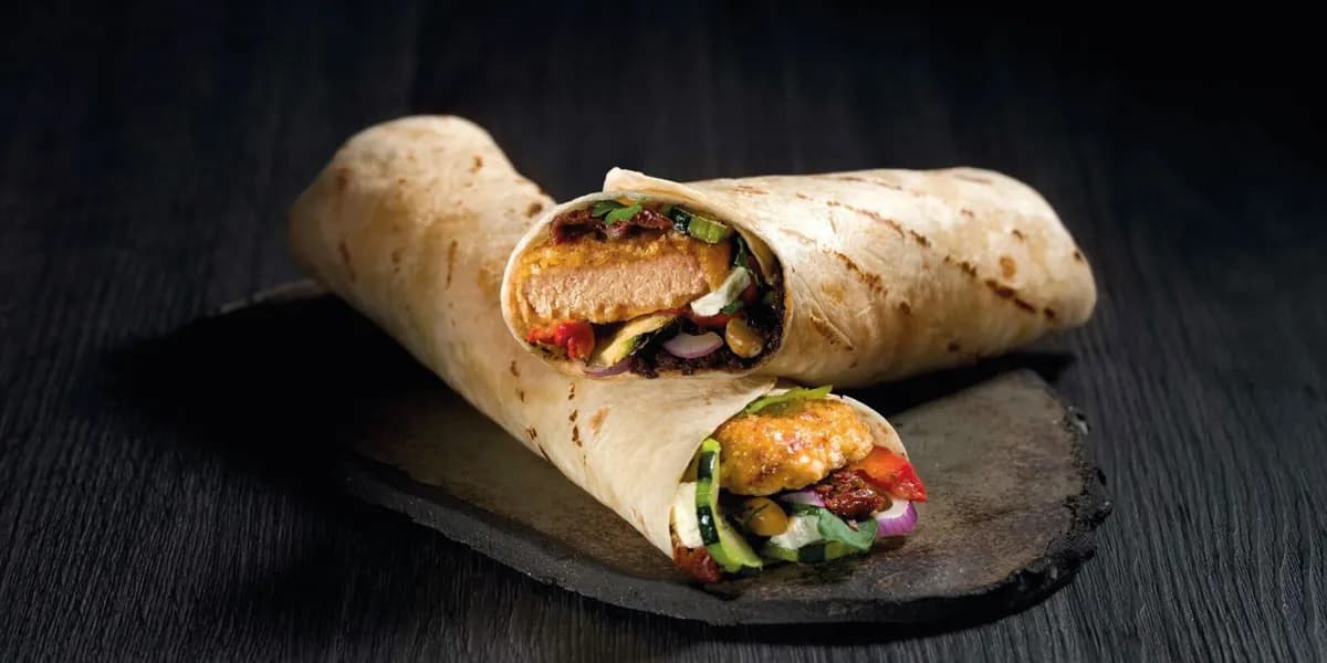 Wrap grelhado recheado com frango empanado e legumes