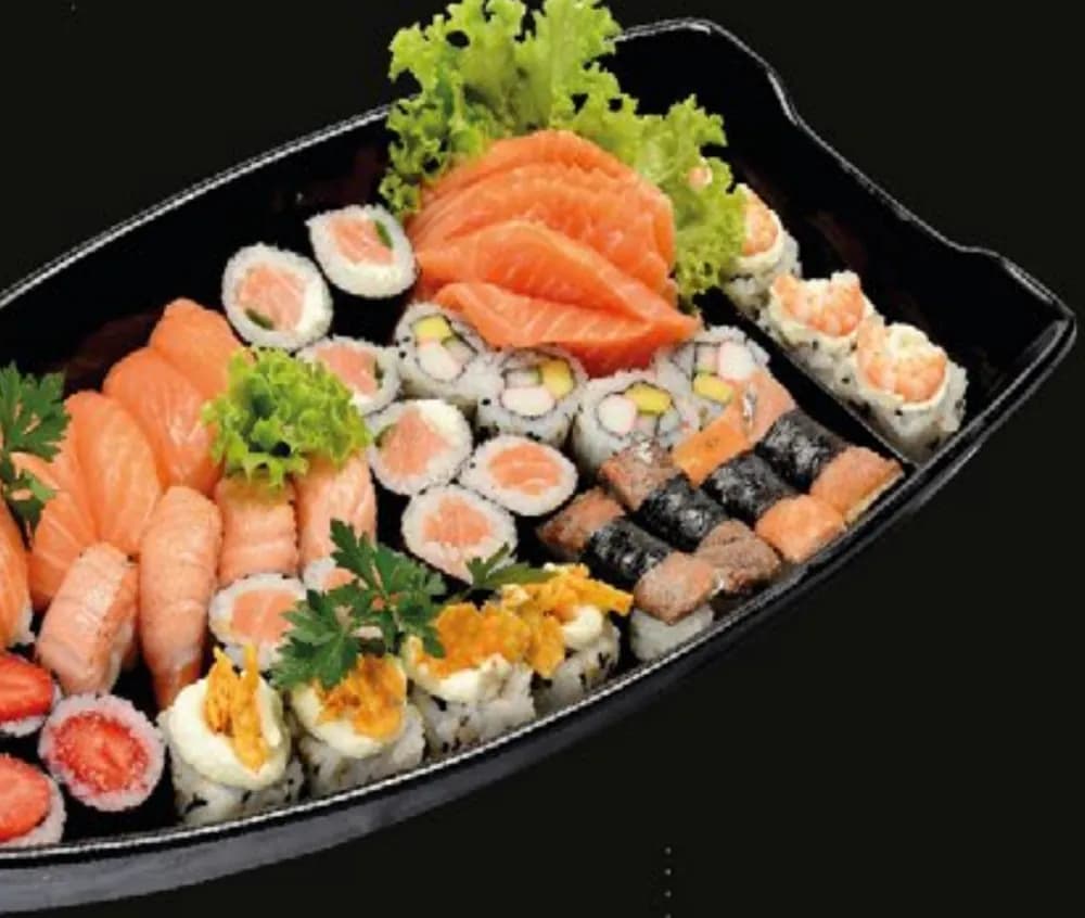 Barco preto com sashimis, niguiris, makis e uramakis