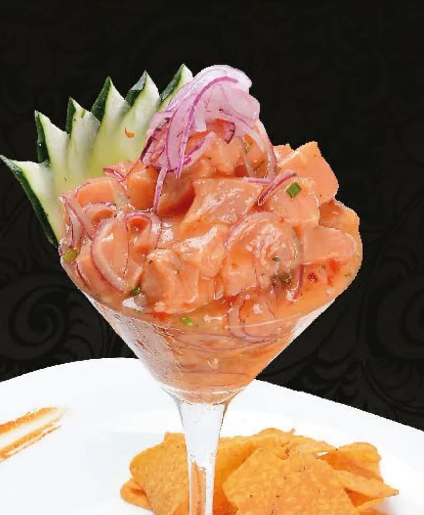 Ceviche de salmão com cebola roxa em taça de martíni