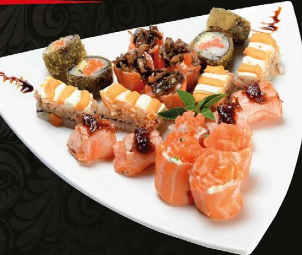 Combinado de uramakis, hots e rolls de salmão em prato triangular
