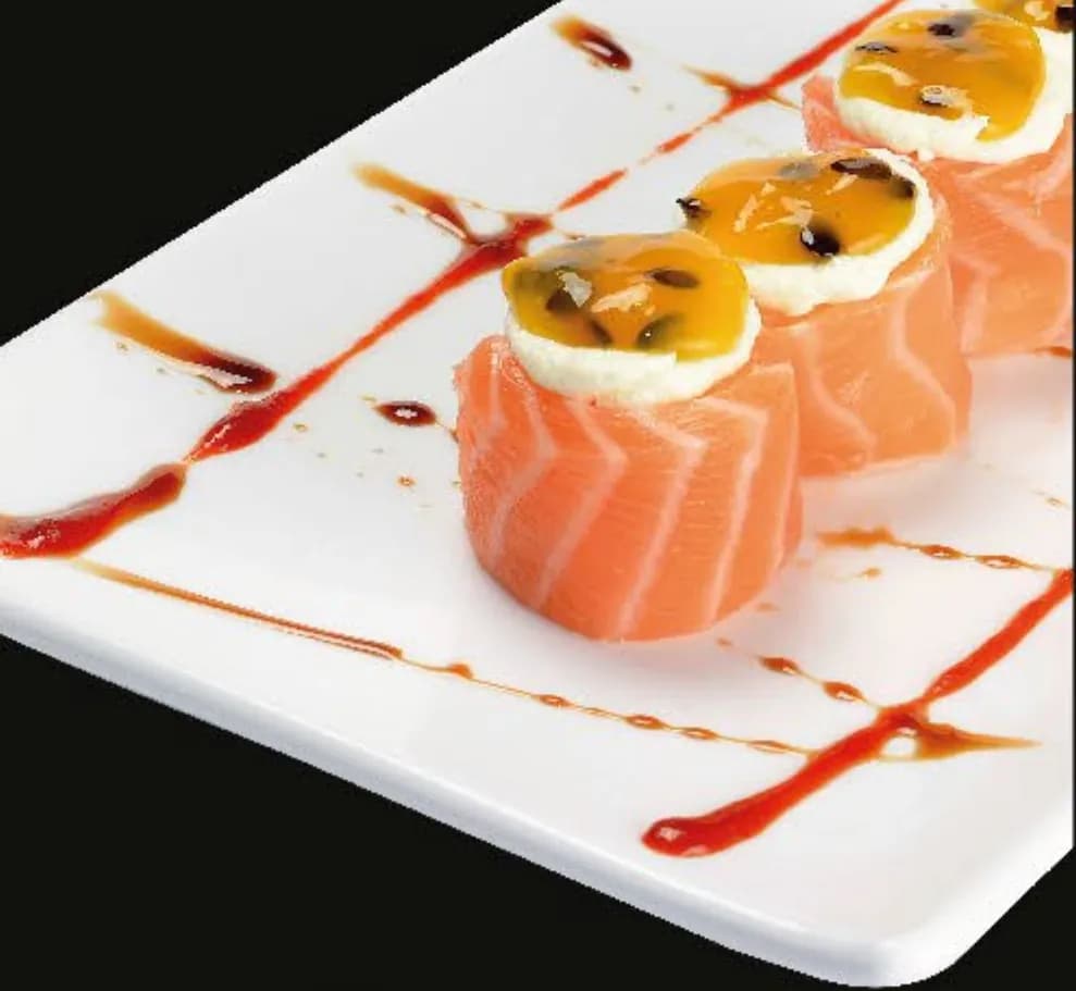 Gunkans de salmão com cream cheese e maracujá sobre prato branco