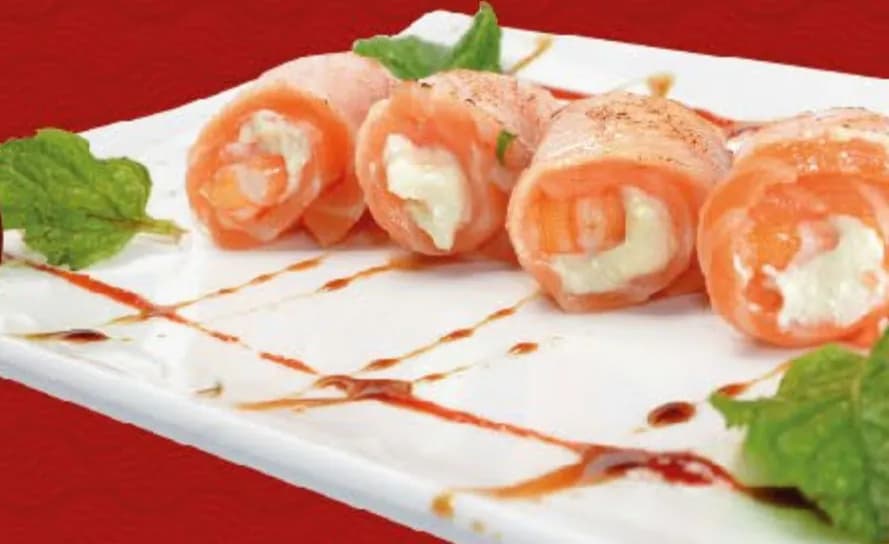 Rolls de salmão recheados com cream cheese e folha de hortelã