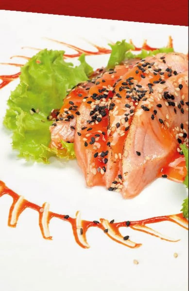 Sashimi de salmão selado com gergelim sobre folhas